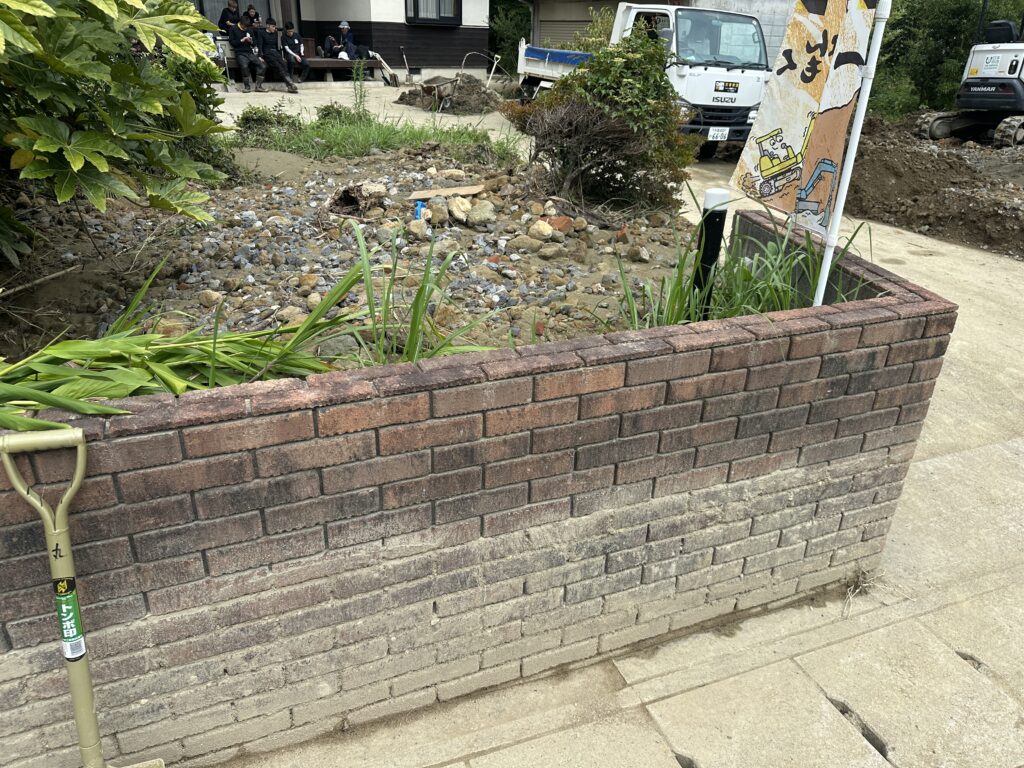 レンガ塀に残る土砂の跡