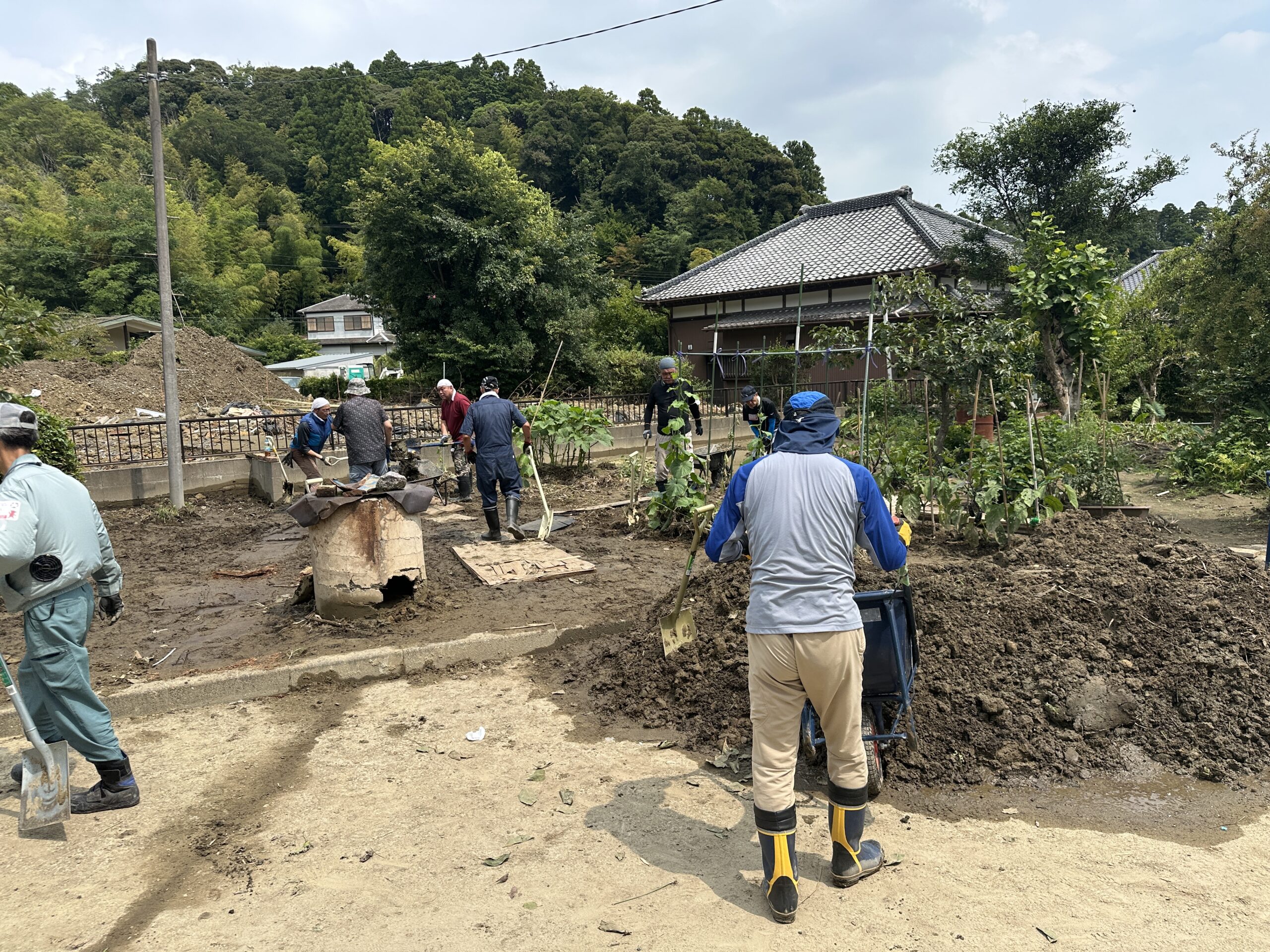 農家の敷地内に流れ込んだ大量の土砂