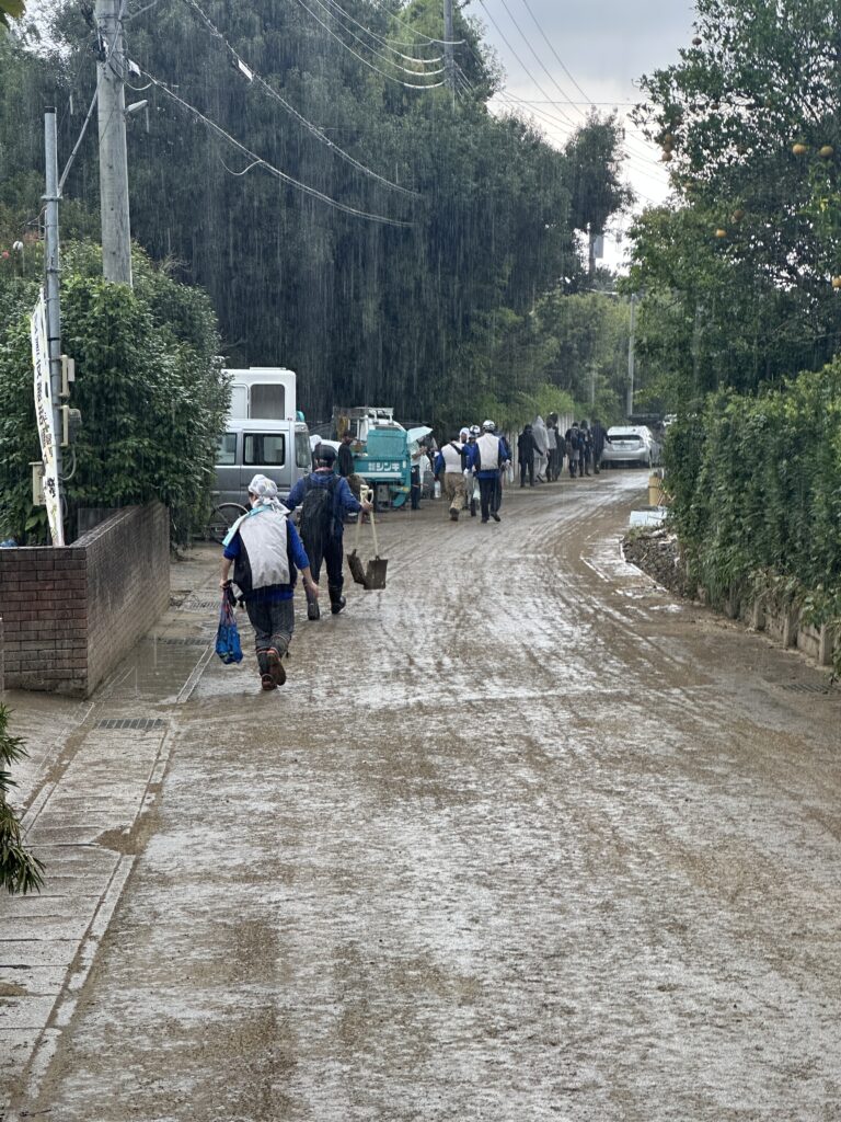 激しい雷雨の中を戻る災害ボランティア