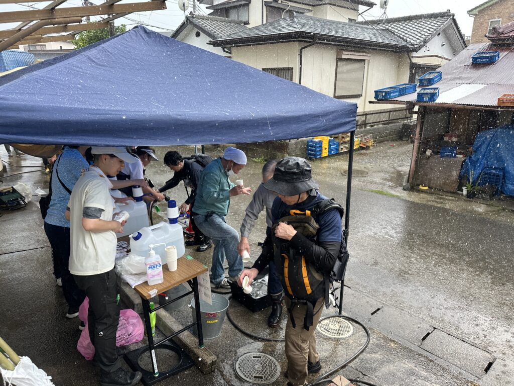 活動後に長靴や道具を洗浄する災害ボランティア